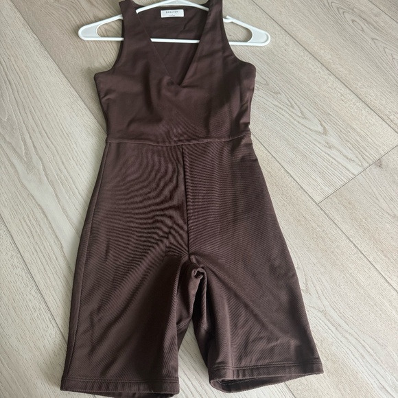 Babaton CONTOUR V-NECK ROMPER - Picture 3 of 4